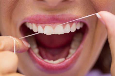 menggunakan benang gigi untuk mencegah gusi berdarah